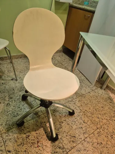 Cadeira formato concha giratória branca
