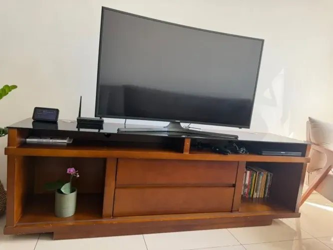 rack mesclado de madeira maciça com mdf + vidro preto + 02 spot led