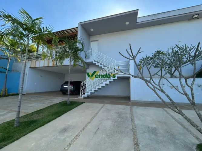 RESIDENCIA EM CONDOMÍNIO FECHADO COM DETALHES ARROJADOS DE CONSTRUÇÃO