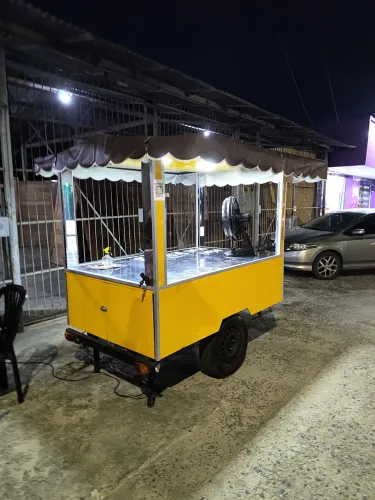 Carrinho de cachorro quente,  lanches ou outros.