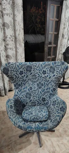 Cadeira giratória tipo concha. 