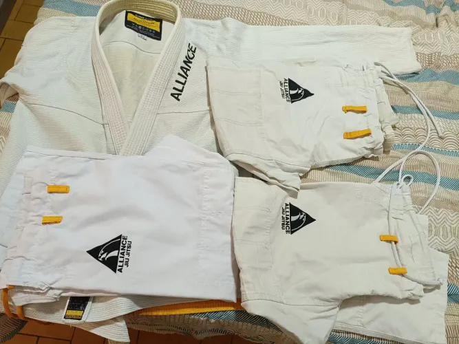 Kimono branco Alliance A2 evolutivo. Com mais 2 calças sobressalentes 