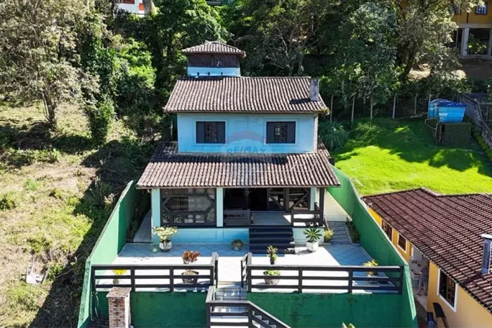 Casa dentro de Condomínio com 390 m², 4 Quartos, na Mosela Petrópolis
