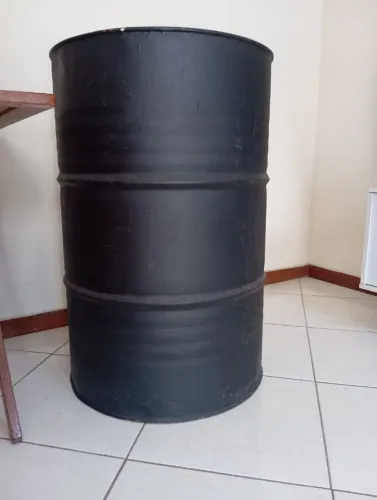 Galão decorativo 200 L cor preta.