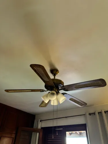 Ventilador de Teto Clássico c/ Pás em Palhinha + Lustre 4 Luzes