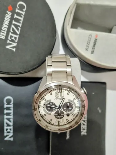 Relógio Citizen vai com suporte manual plástico no vidro e prova de água está completo .