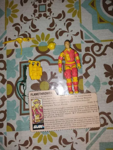 Vendo um boneco dos comandos em açao e o lança chamas da marca HASBRO do ano de 1984