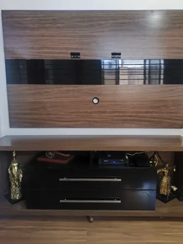 Aparador mais o Painel pra TV, com rodas de silicone, muito chique!