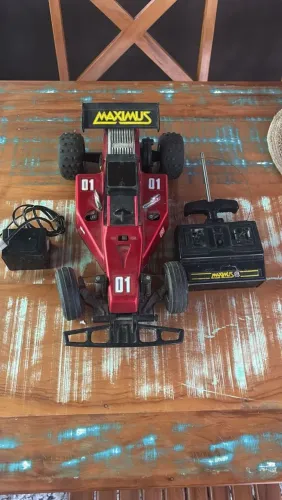 Carro de controle remoto Maximus estrela de colecionador 