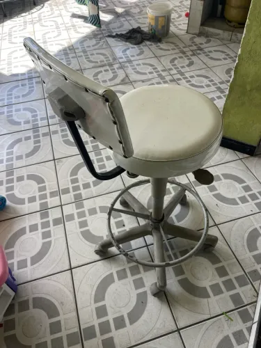 Mocho para salão em boas condições