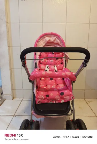 Carrinho de Bebé Confortável em Ótimo Estado