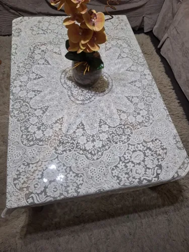 Mesa de centro com tampo de vidro grosso. Medidas C 120 X L 90  X A 40 + arranjo floral
