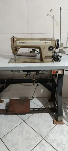 Máquina de costura reta Singer
