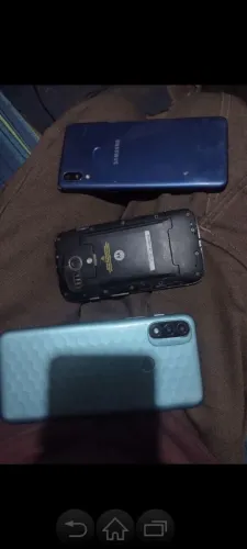 3 celular por 50$ pra tirar peças Samsung tá acendendo