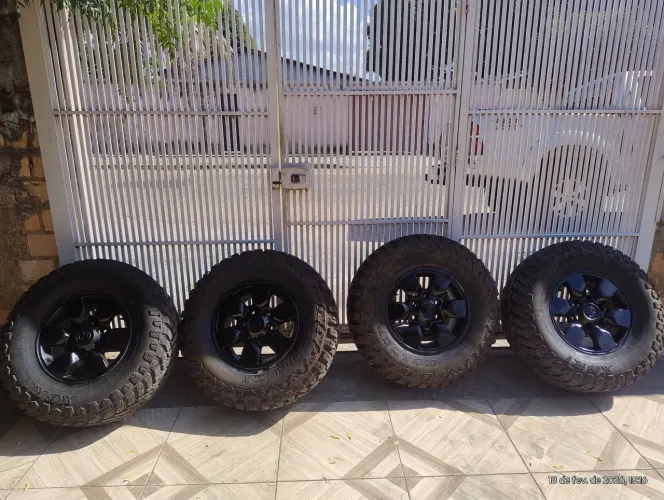 Jogo de rodas com os pneus seminovos