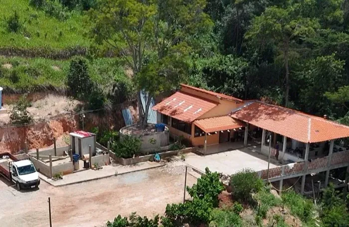 Linda Fazenda Br 262 frente ao restaurante Milhão 