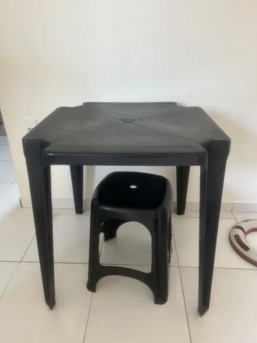 Mesa e bancos de plástico