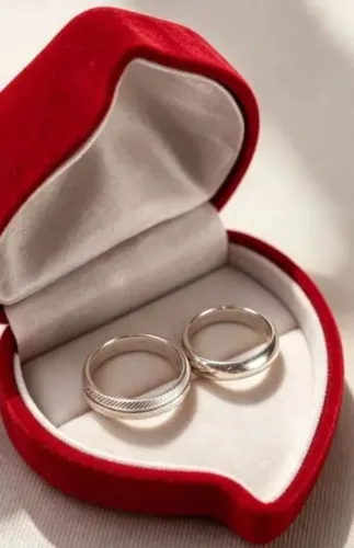 Par de aliança prata para presentear ? a esposa ou esposo