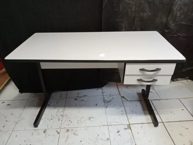 Mesa de Escritório com Gavetas