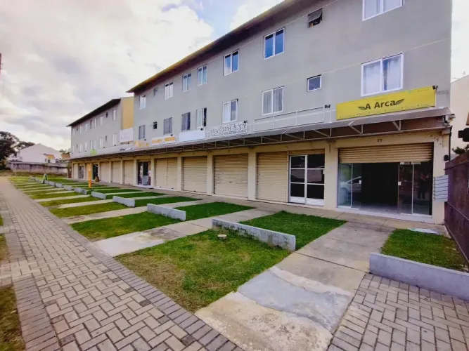 Loja em Centro comercial de frente para a rua com porta de vidro - Portão - Curitiba - PR