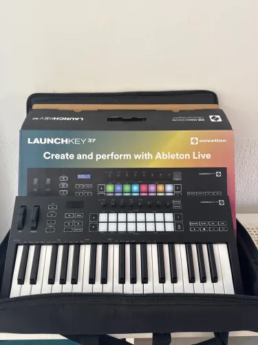 Teclado Controlador Musical Novation Launchkey 37 MK3