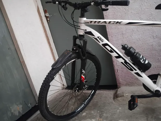 Bicicleta aro 29 marca gts cor branco e preto 
