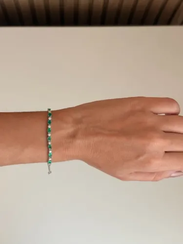 Pulseira meia riviera de esmeraldas e diamantes naturais