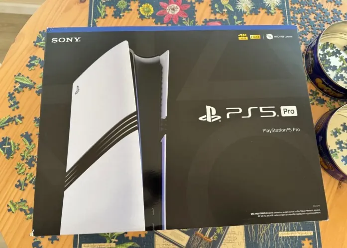 Caixa do PlayStation 5 Pro vazia