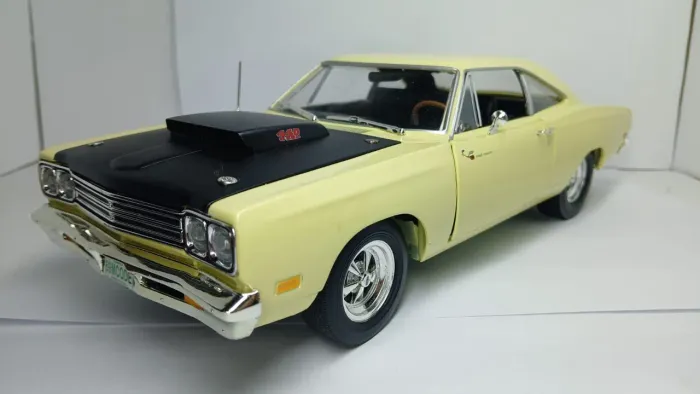 Miniatura Road Runner Coupê 1/18