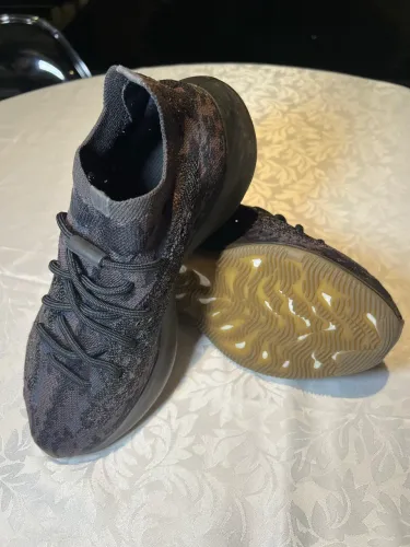 Tênis Adidas Yeezy Boost 380 Onyx - Original - Usado