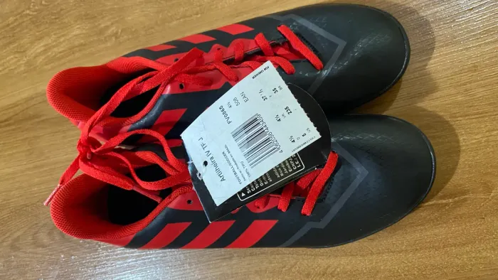 Chuteira adidas vermelha e preta 
