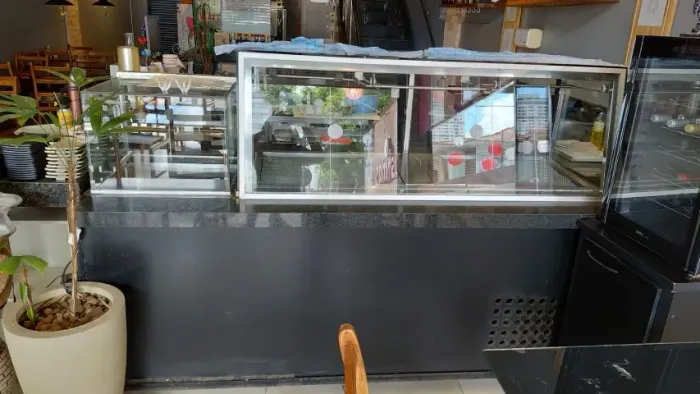 Bancada refrigerada com vitrine para sushi