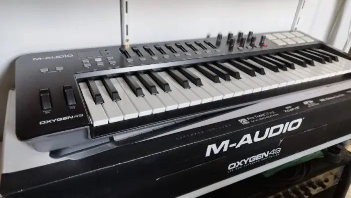 Controlador MID M-Audio Oxygen 49