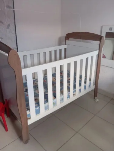 Berço infantil com colchão bem conservado *