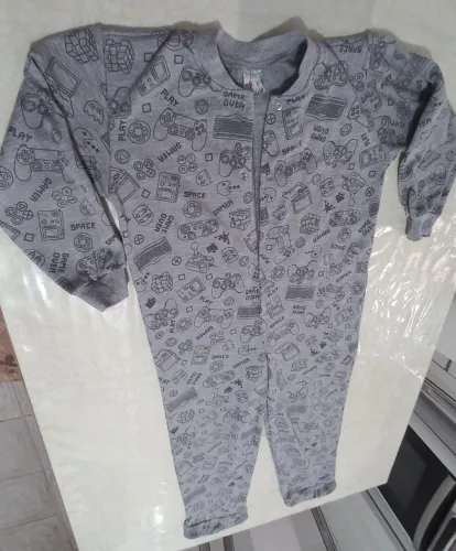 Um macacão  de menino cinza   tamanho  8