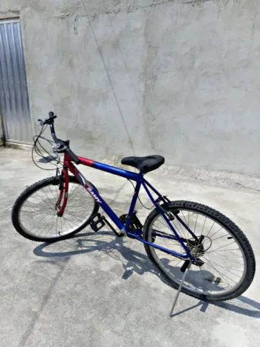 VENDO BICICLETA COM 18 MARCHAS ARO 26