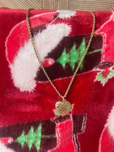 Cordão de ouro com pingente.