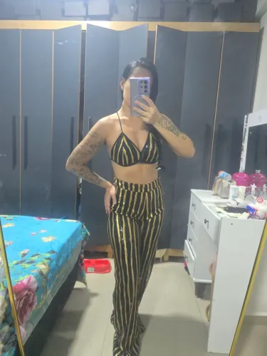Conjunto cropped e calça preto com dourado, com detalhes lantejoulas