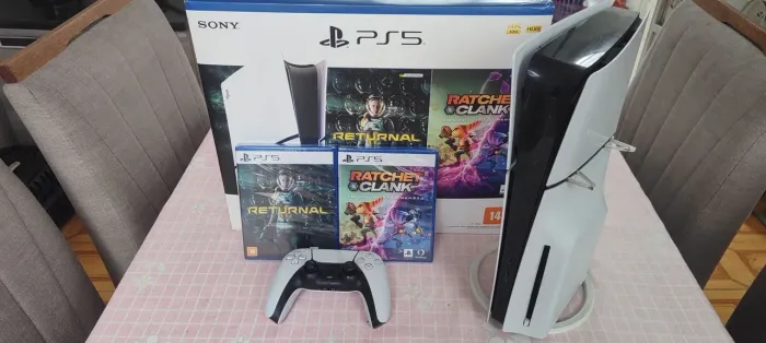 PlayStation 5 - PS5 Slim com Leitor e 2 jogos lacrados