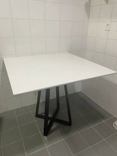 Mesa quadrada 90x90 cm tampo MDF e pés aço 