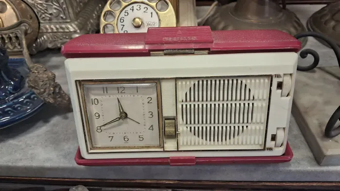 Raro rádio-relógio japonês portátil vintage da marca Startone (modelo