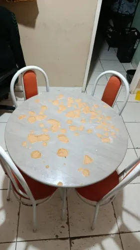 Mesa de Jantar Redonda com 4 cadeiras.