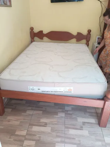 Cama de casal de madeira