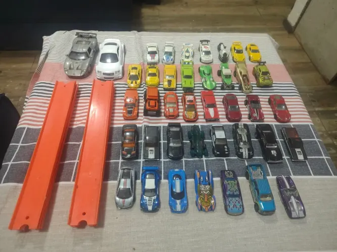 Hot Wheels(os 2 grandes não são) com 10 pistas