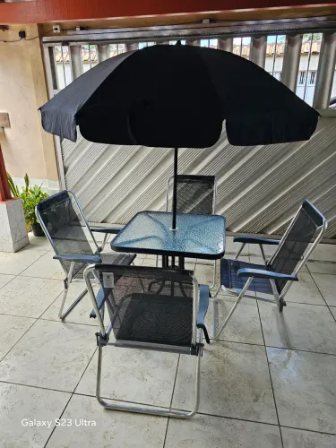 Mesa de varanda com guarda sol 