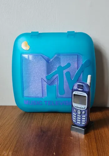 Celular antigo na Caixa Estojo Oi MTV