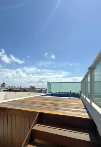 Cobertura 3/4 com piscina privativa no condomínio Foz do Joanes em Buraquinho.