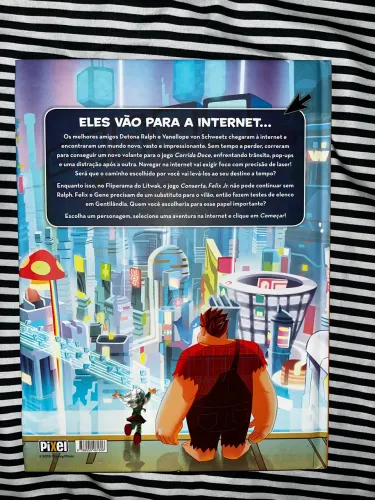 Livros de desenho dos filmes Wifi Ralph e Os Incríveis 2