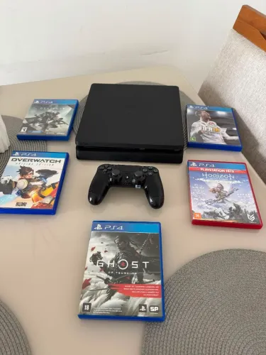 PS4 slim + 05 jogos físicos + 12 jogos digitais 