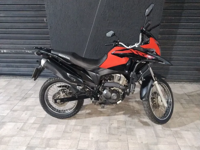 VENDE SE MOTOCICLETA SEMI NOVA